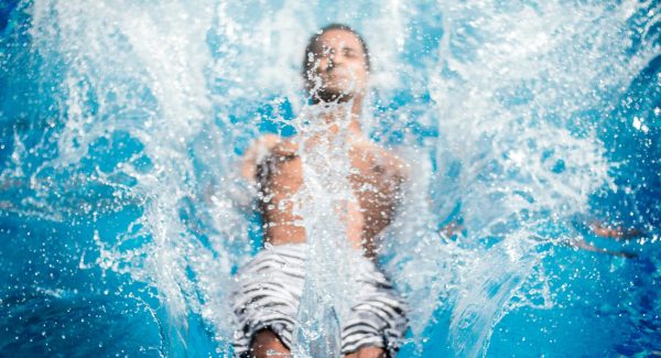 homme plongeant dans l'eau